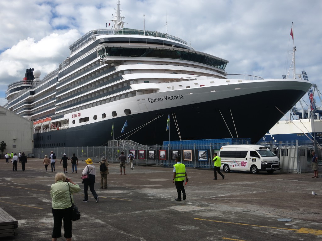 Kreuzfahrtschiff Queen Victoria am Hafen