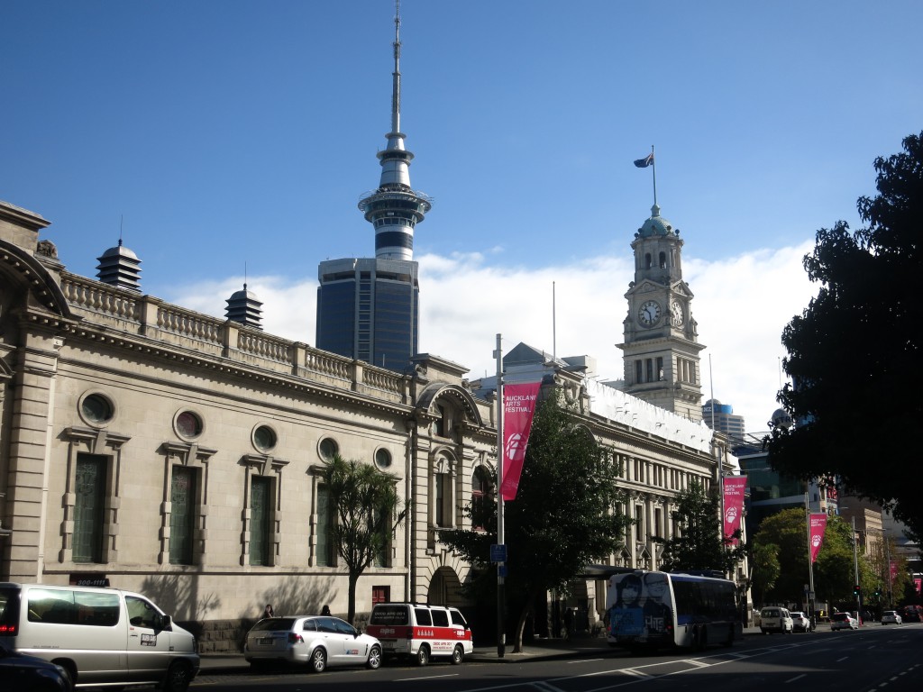 Sky Tower und Rathaus