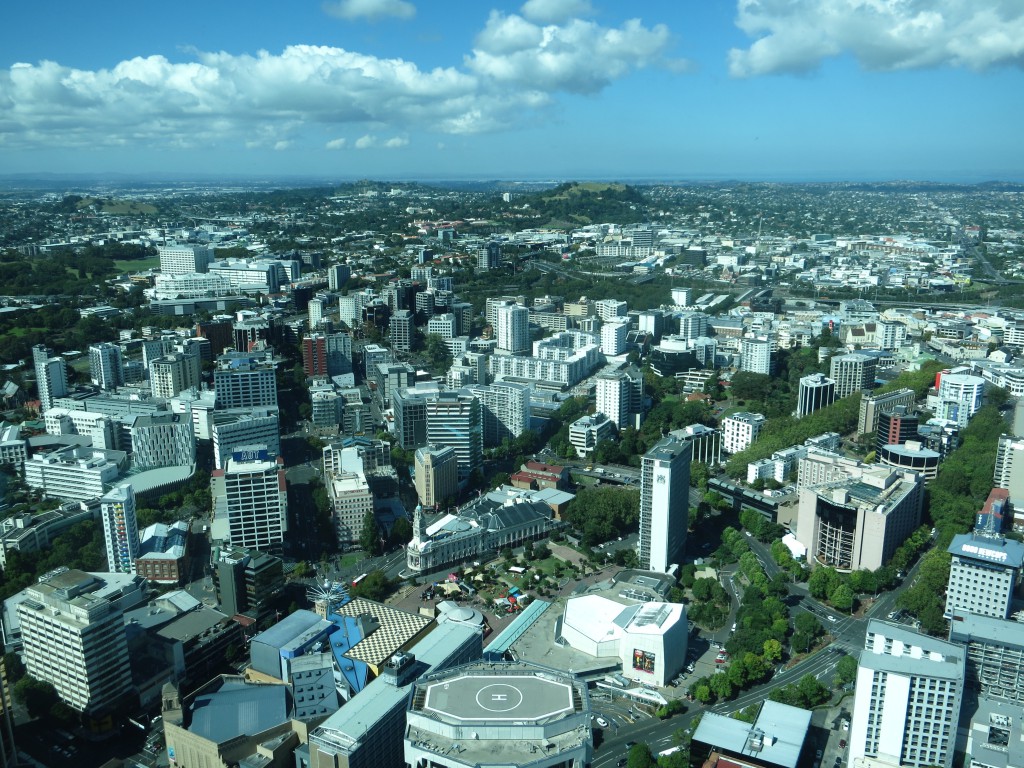 Blick über den Aotea Square bis zum One Tree Hill und Mount Eden