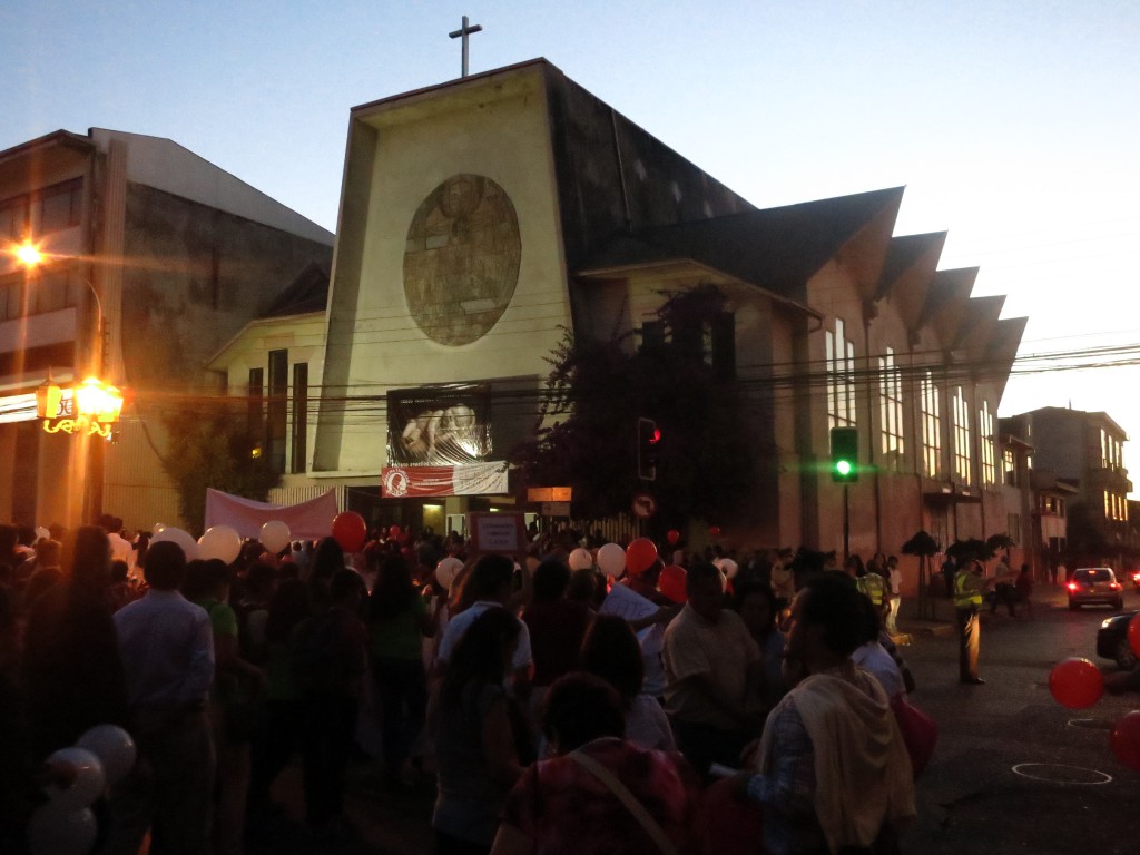 Demonstranten vor der Kathedrale