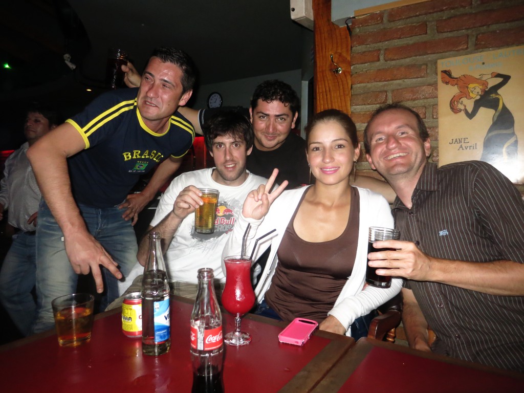 Mit Gabriel, Christopher, Francisco und Vanessa in der City Bar