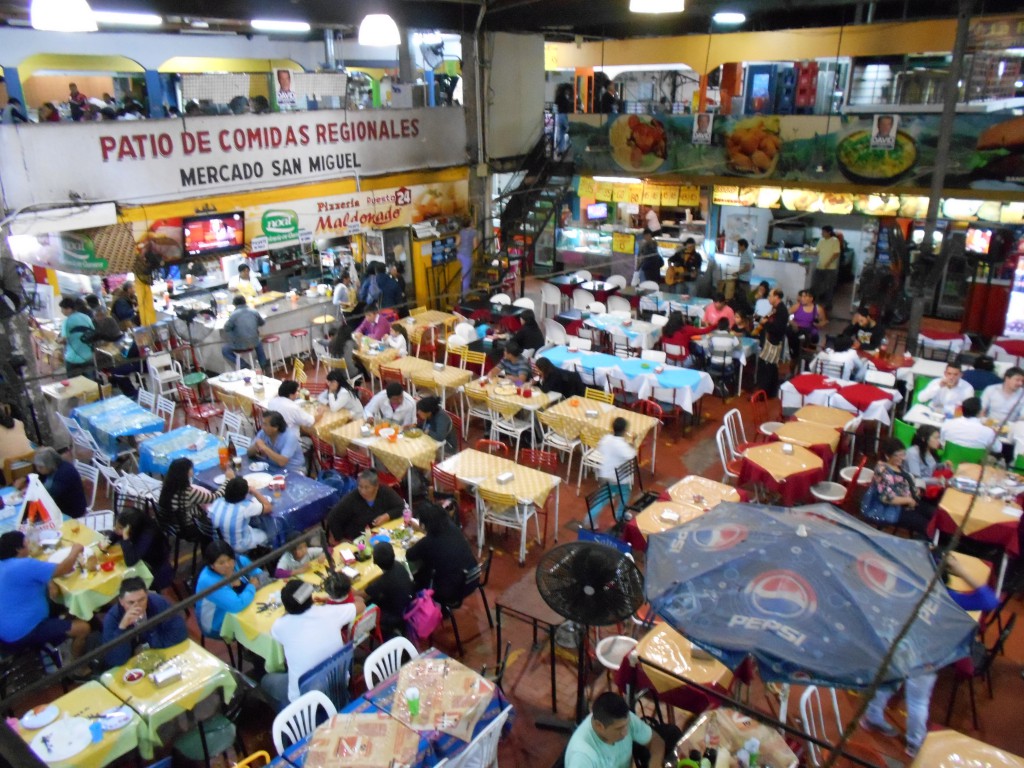 Innenhof der regionalen Speisen auf dem Mercado San Miguel