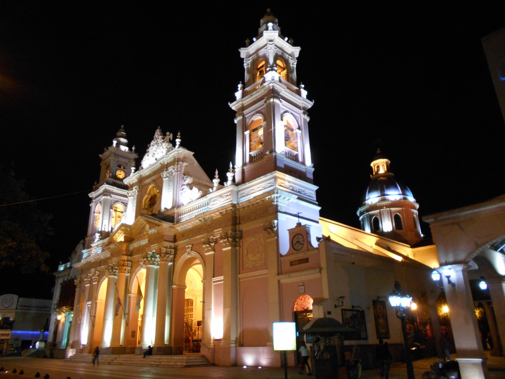 Beleuchtete Iglesia Catedral bei Nacht