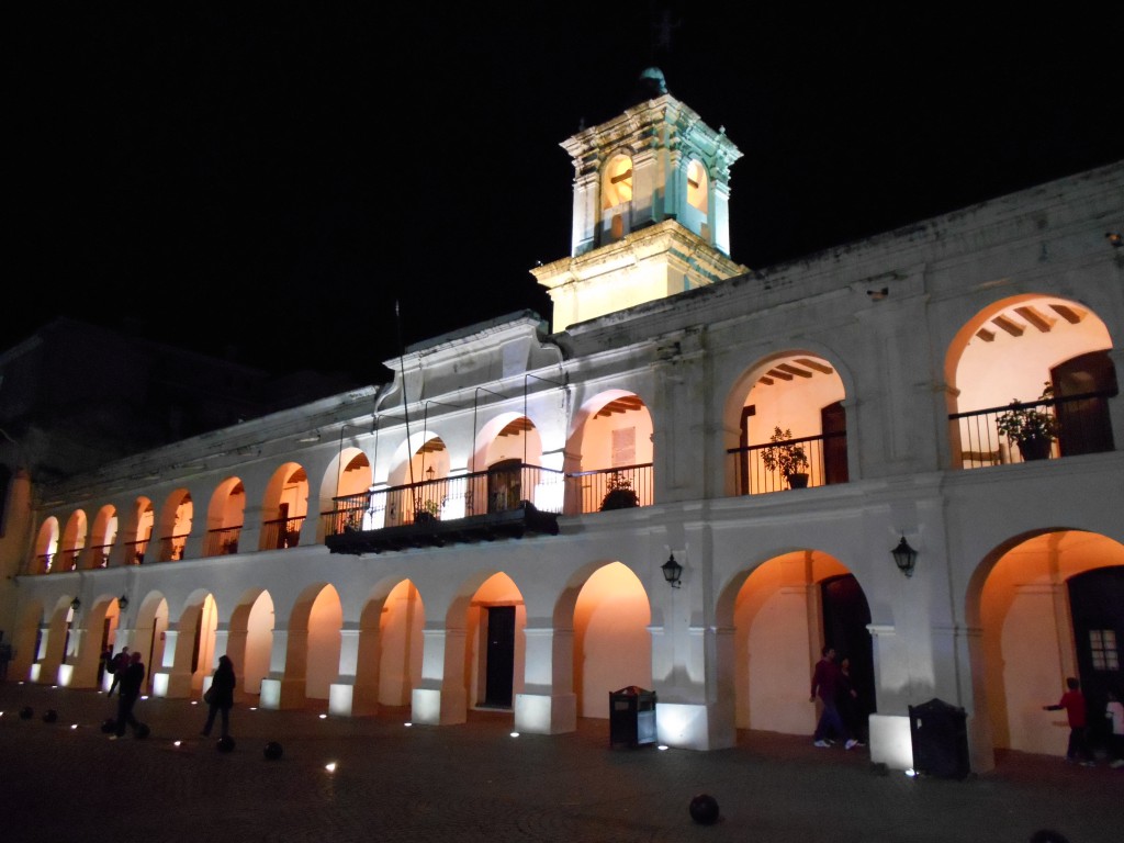 Beleuchtetes Museo Cabildo Histórico bei Nacht
