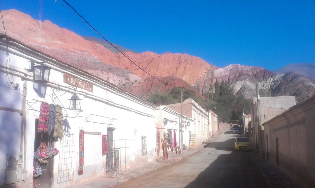 Purmamarca: Calle Lavalle und Los Colorados