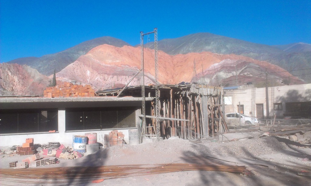 Purmamarca: Los Colorados aus der Entfernung