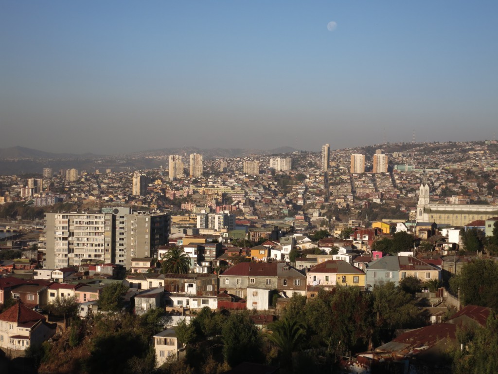 Blick über die Hügel der Stadt bei Mondschein