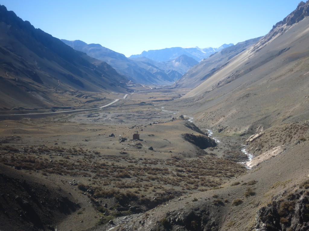 Unsere Straße neben dem Río Mendoza