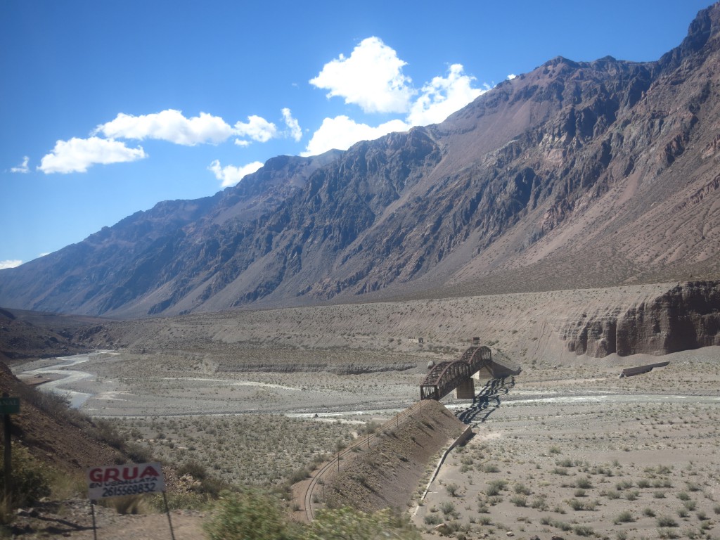 Der Río Mendoza schlängelt sich ins Tal