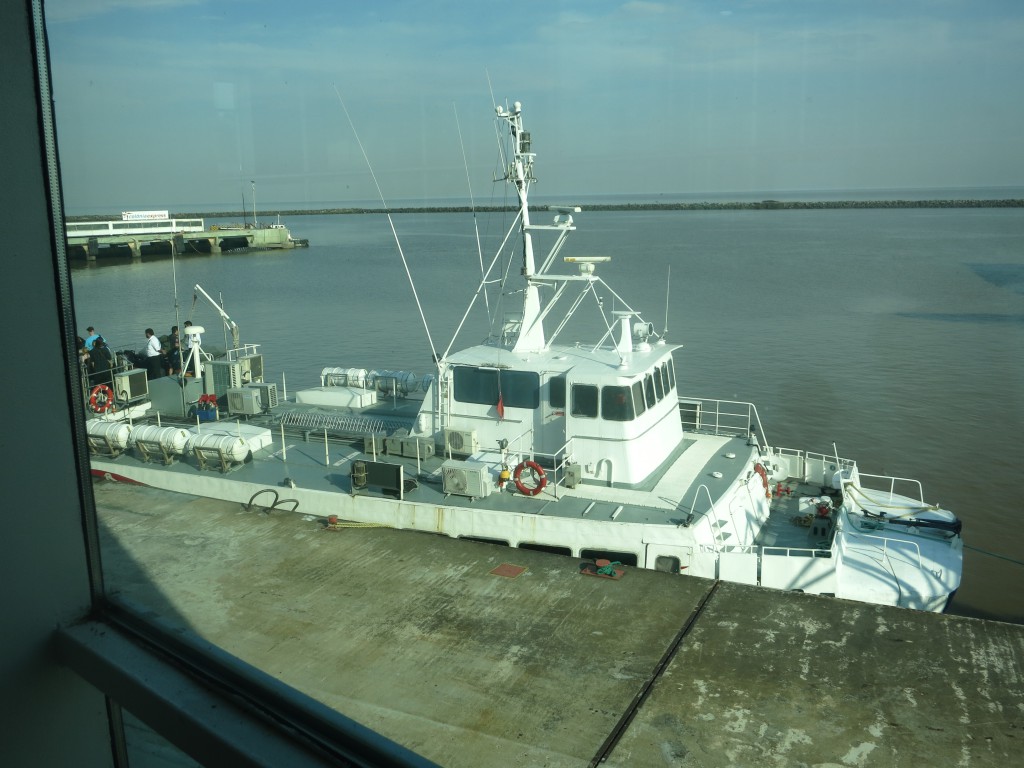 Schiff von Colonia Express am Hafen