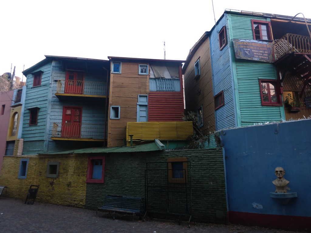 La Boca: Bunte Häuser in der Fußgängerzone Caminito