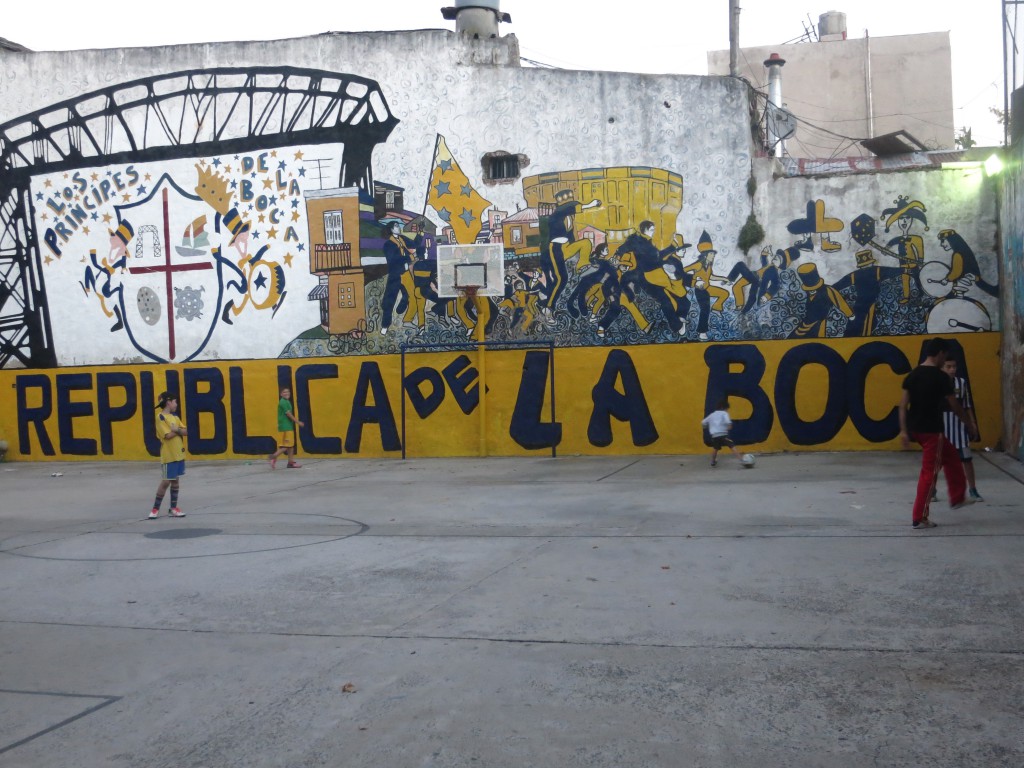 La Boca: Fußball spielende Kinder