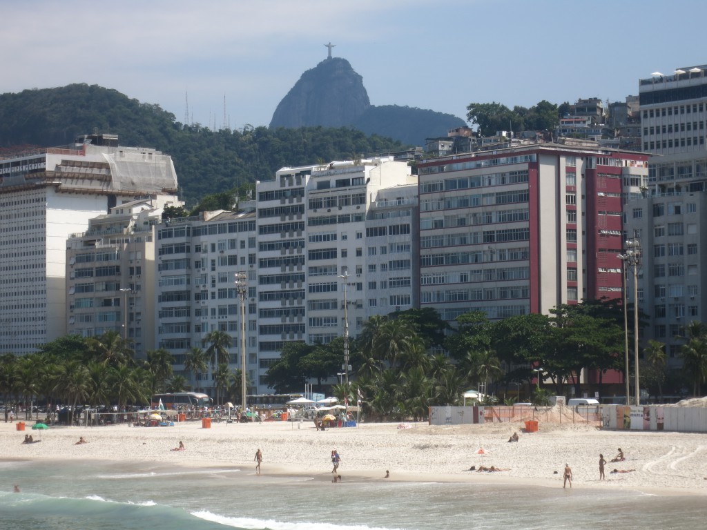 Christusstatue hinter den Strandhotels