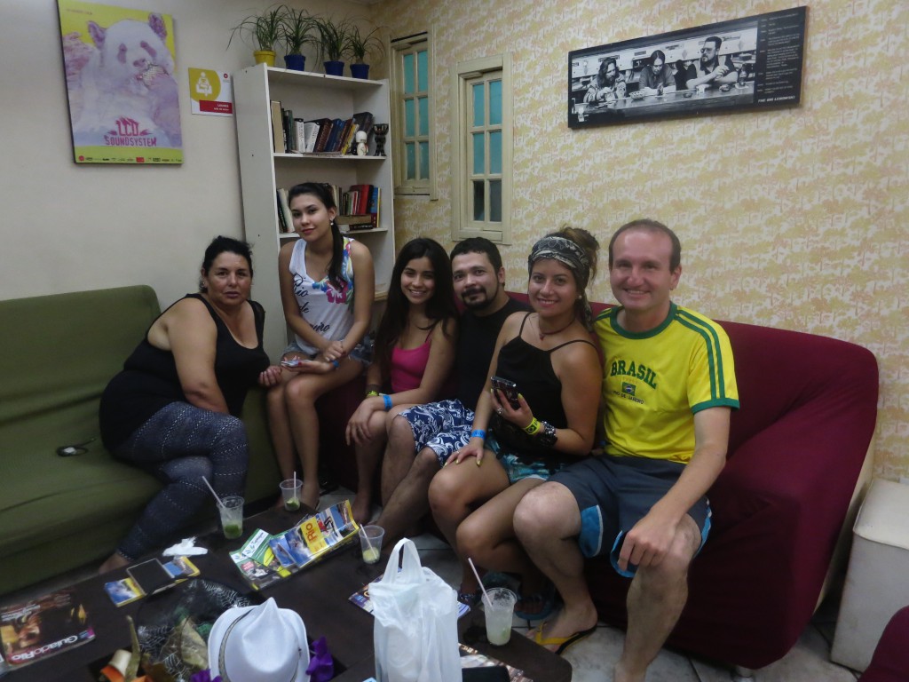 Mit Rosa, Leidy, Pilar, Thiago und Mariana auf der Hostelcouch (Kappenkiste unten, Lebowski-Bild oben)