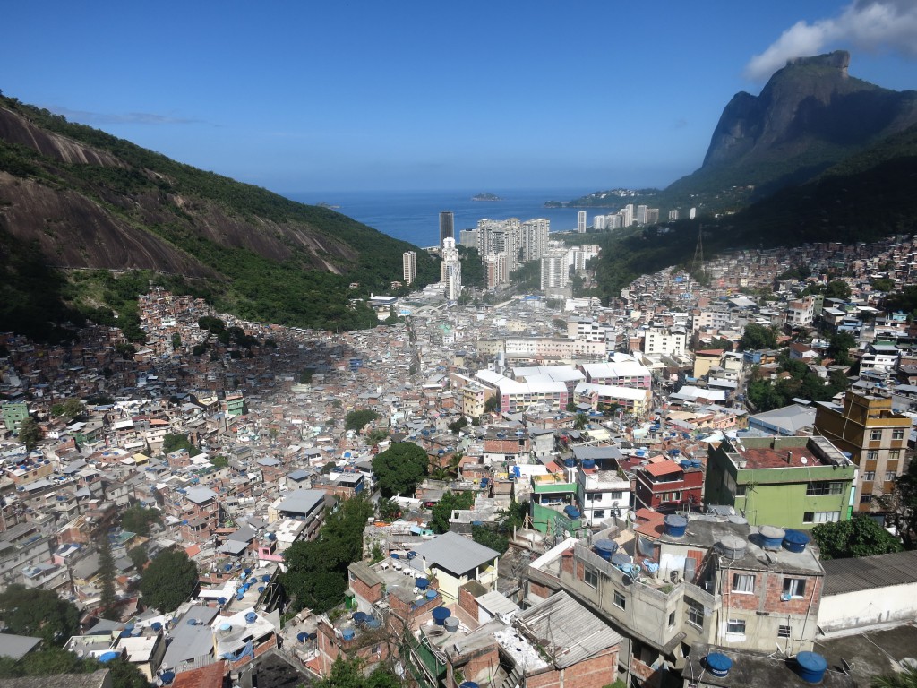 Blick über Rocinha zum Strand von São Conrado und zum Gipfel des Pédra de Gavea
