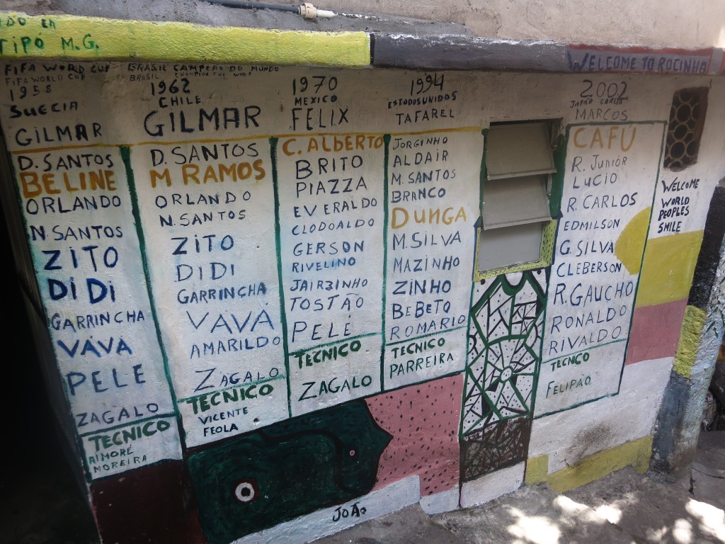 Namen der brasilianischen Weltmeisterteams an einer Häuserwand in Rocinha