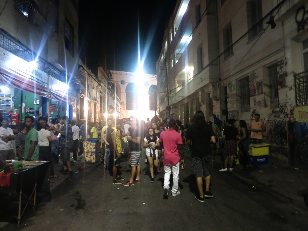 Leben auf den Straßen von Lapa mit den weißen Arcos de Lapa im Hintergrund