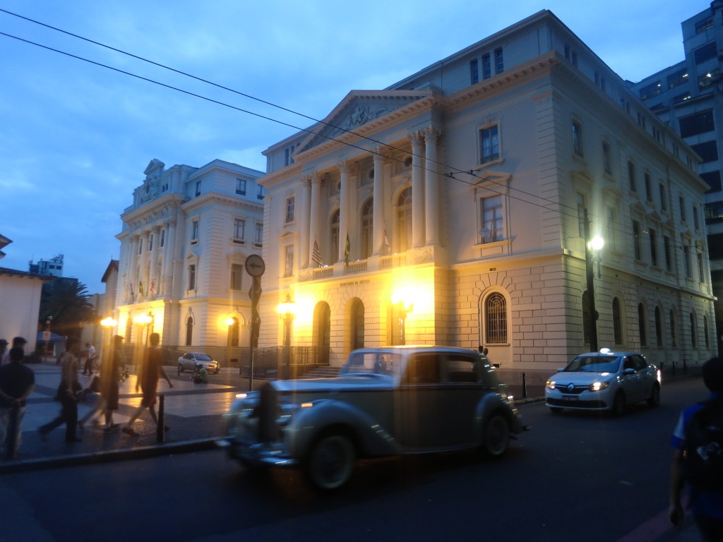 Secretaria da Justiça mit vorbeifahrendem Oldtimer