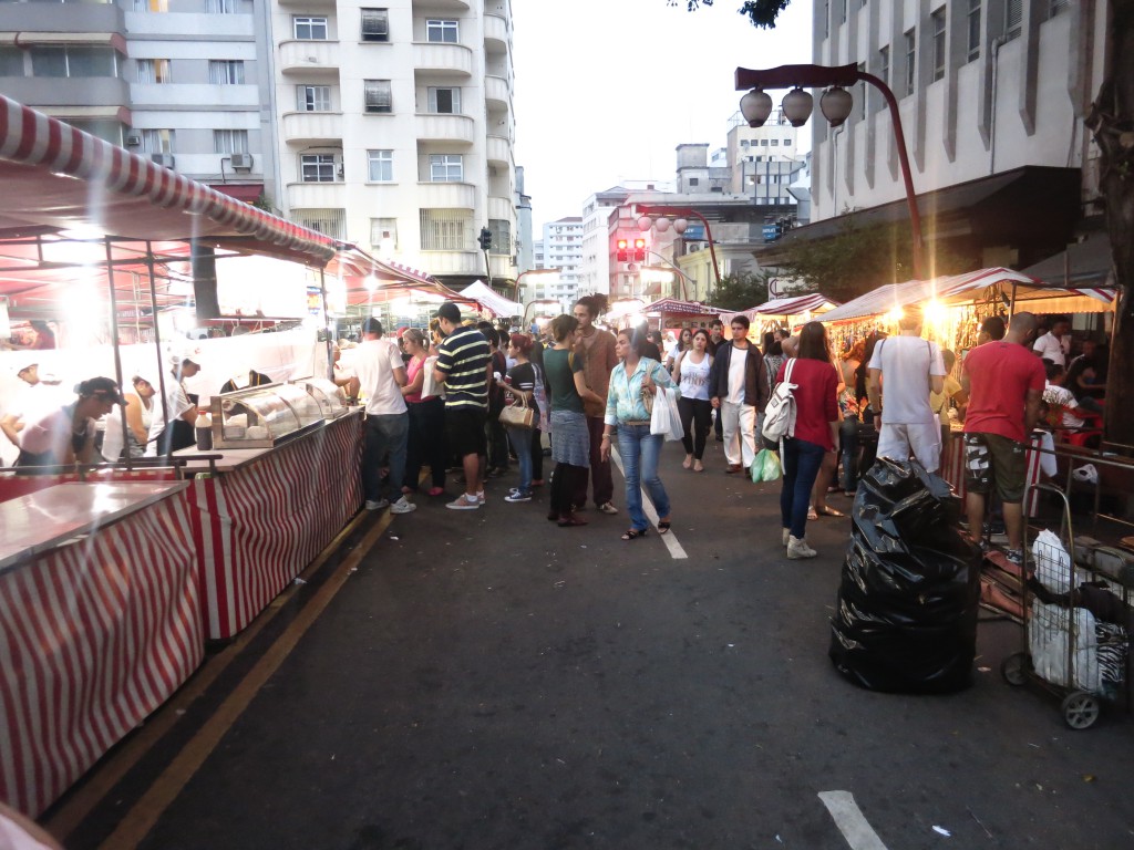 Sonntagsmarkt auf der Praça da Liberdade