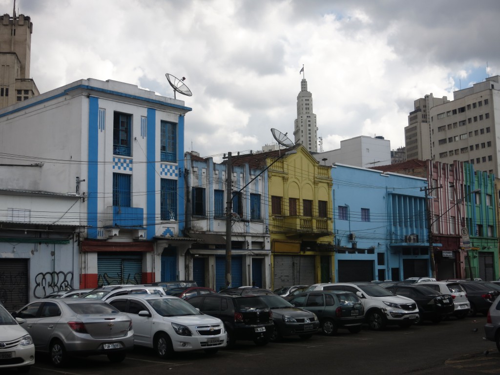 Bunte Häuser mit dem Edifício Altino Arantes im Hintergrund