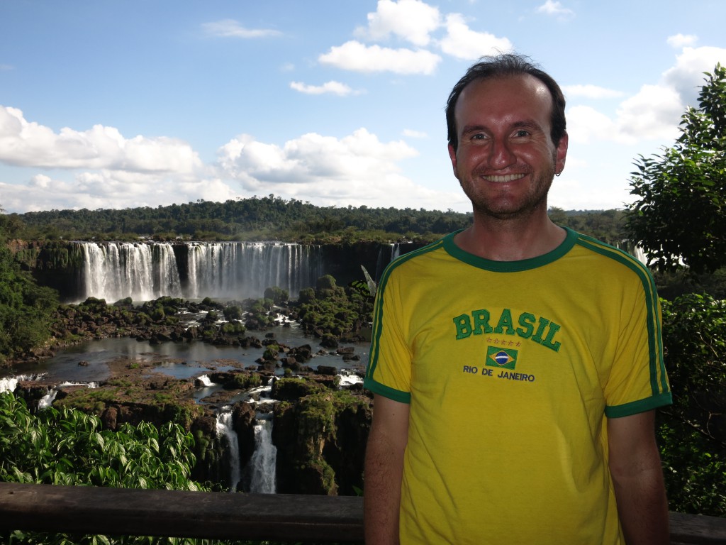 Mit Schmetterling an der Schulter vor den Iguazú-Wasserfällen