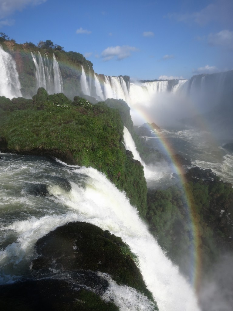 Regenbogen vor der Teufelsschlucht der Iguazú-Wasserfälle