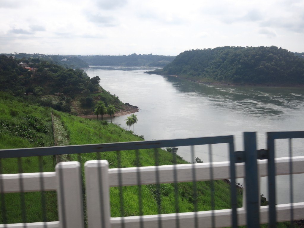 Auf der Freundschaftsbrücke über dem Río Paraná