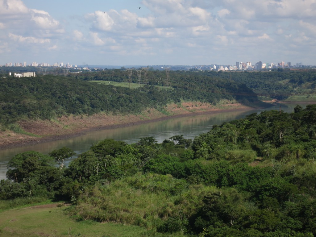 Der Río Paraná sowie Foz do Iguaçu links und Ciudad del Este rechts