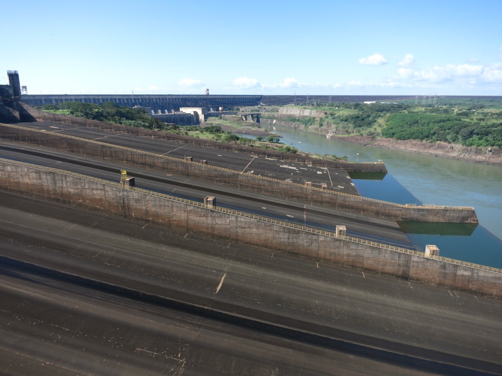 Am Itaipú-Staudamm auf der Seite des Río Paraná