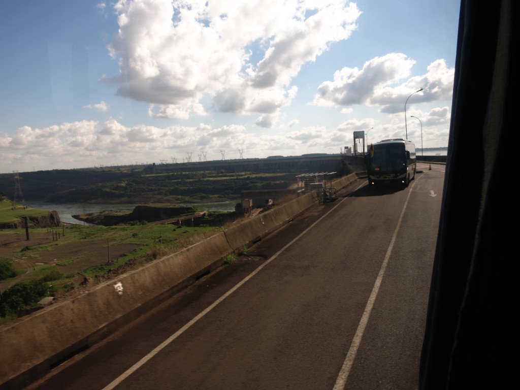 Auf der Staumauer (links der Río Paraná und rechts der Itaipú-Stausee)