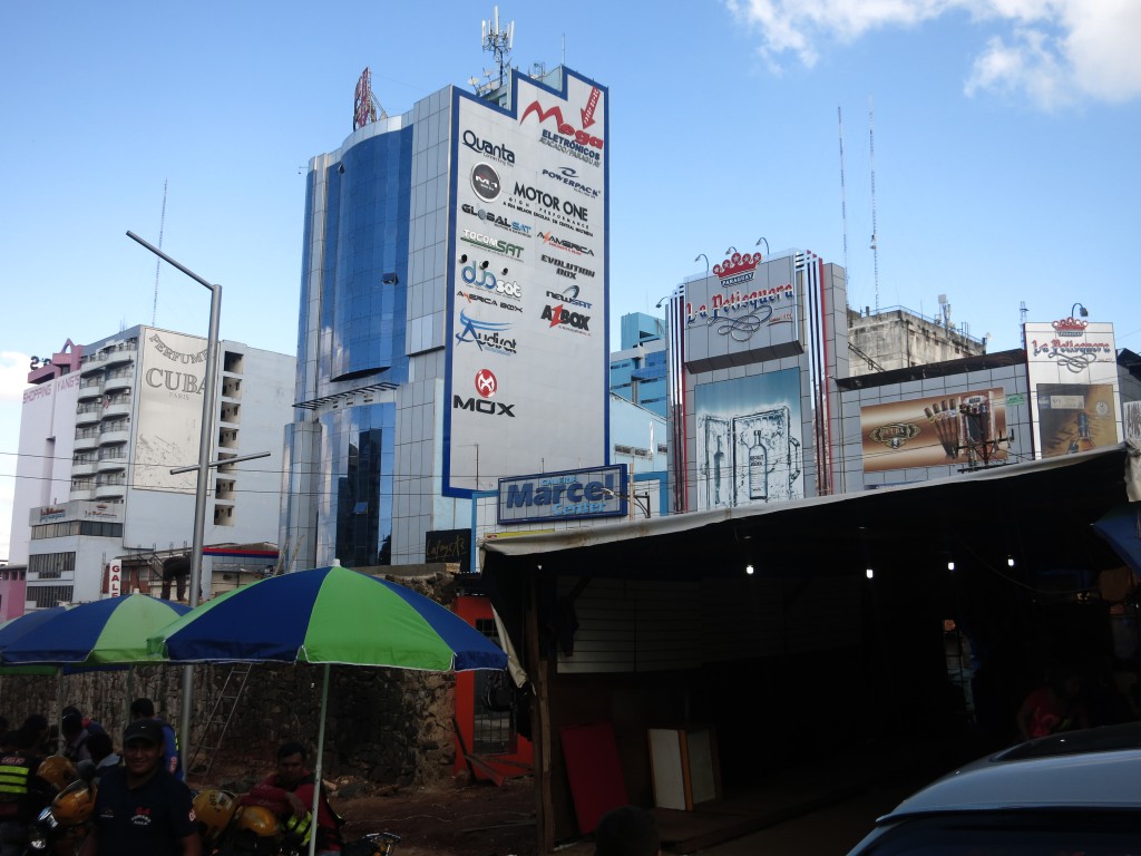 Einkaufsbunker und einheimische Motorradfahrer in Ciudad del Este