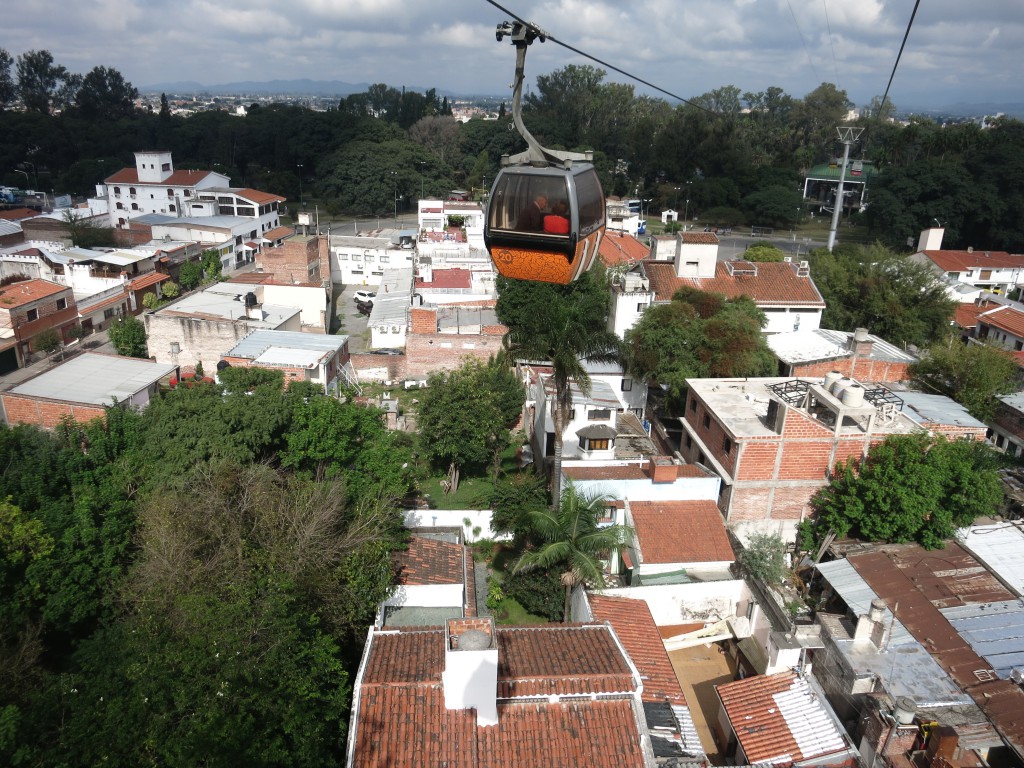 Gondel des Teleférico über den Dächern von Salta