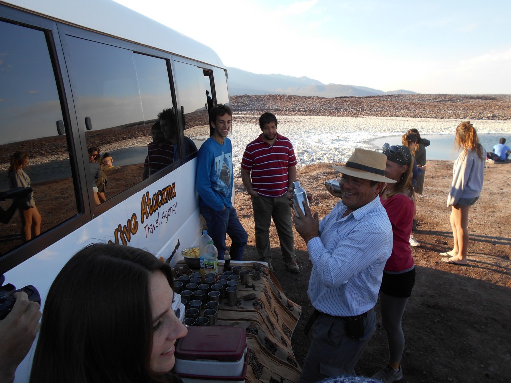 Fahrer Freddy und Tour-Guide Evelyn shaken Pico Sour