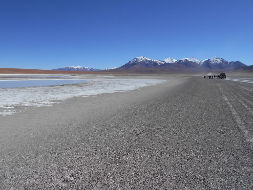 Laguna Hedionda mit der Jeepstrecke und den umliegenden Bergen