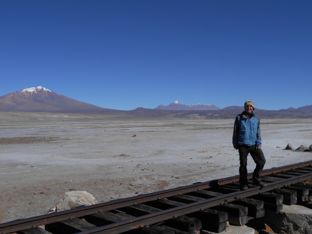 Auf den Schienen der Strecke Uyuni-Calama in der Salar de Chiguana