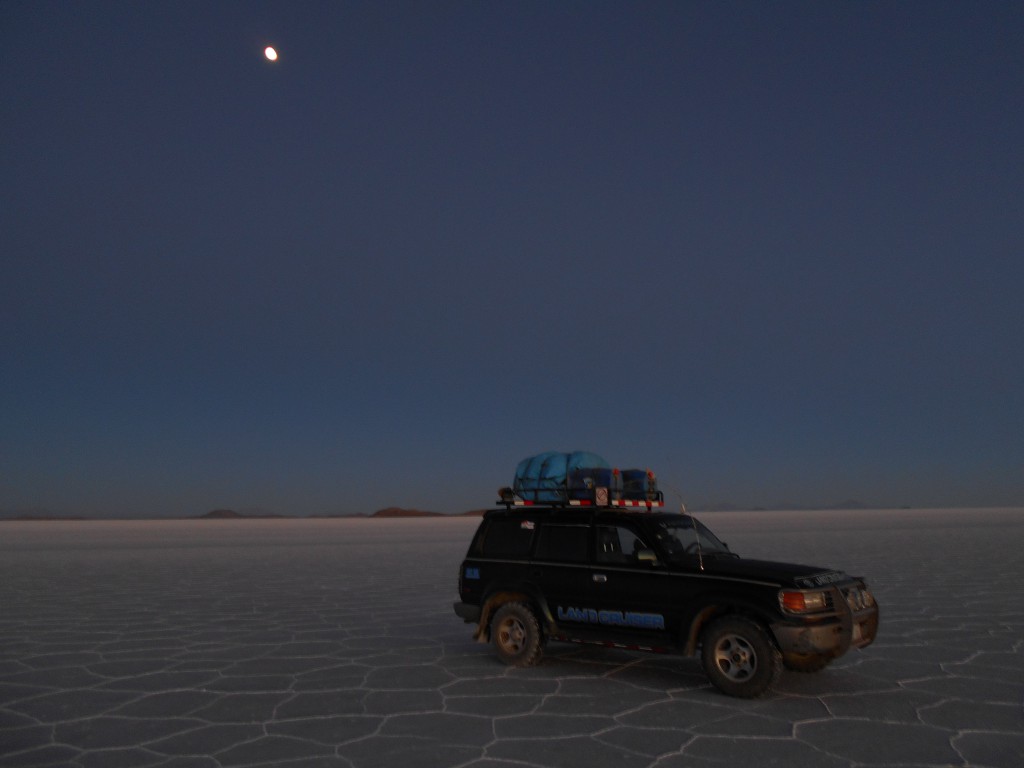 Unser Jeep in der Salar de Uyuni vor dem Sonnenaufgang