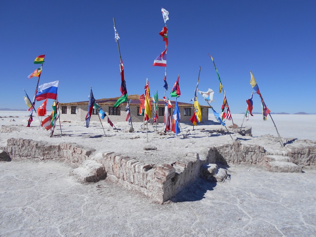 Salzhotel und internationale Flaggen mitten in der Salar de Uyuni