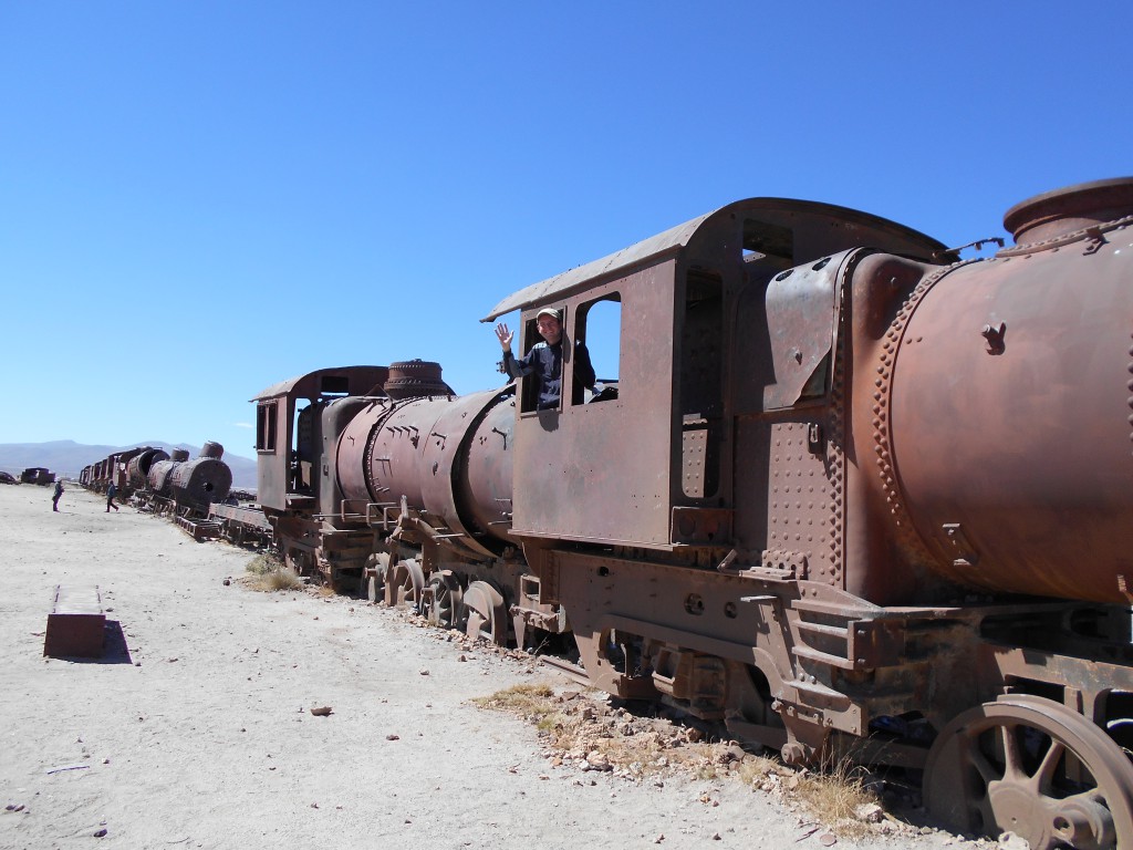 In einem verrosteten Zug beim Zugfriedhof (Cementerio de Trenes) nahe Uyuni