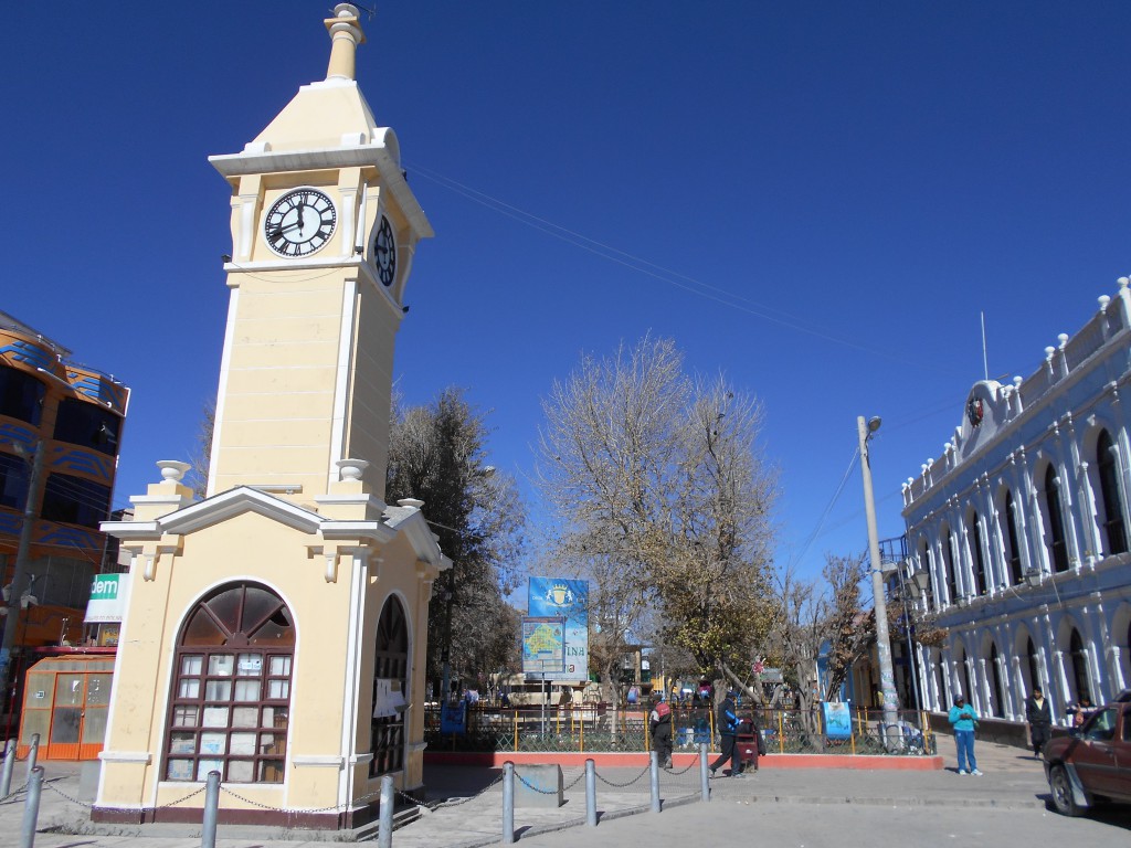 Uhrenturm im Zentrum von Uyuni