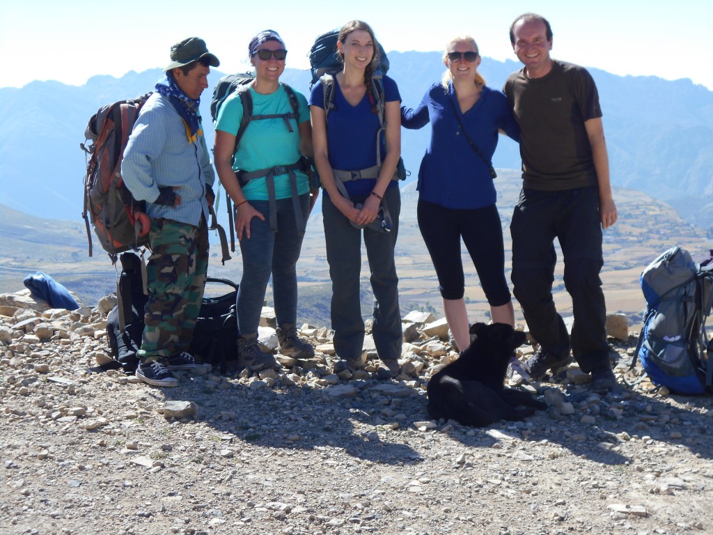 Unsere Trekkinggruppe mit Joaquín, Chelsey, Deborah, Ronja und dem uns folgenden schwarzen Perrito