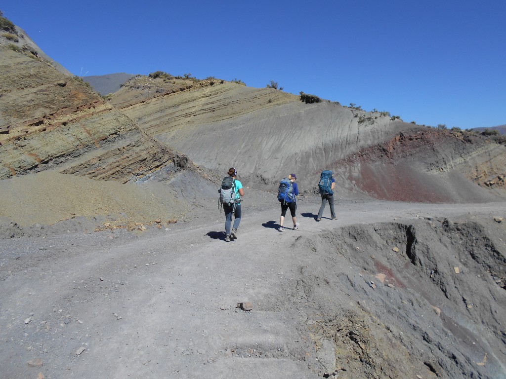 Chelsey, Ronja und Deborah auf dem Wanderweg