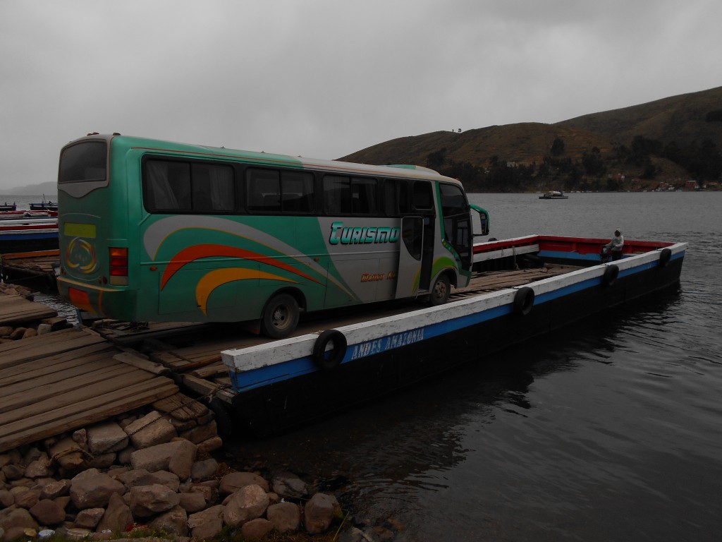 Bus auf der Fähre in Tiquina