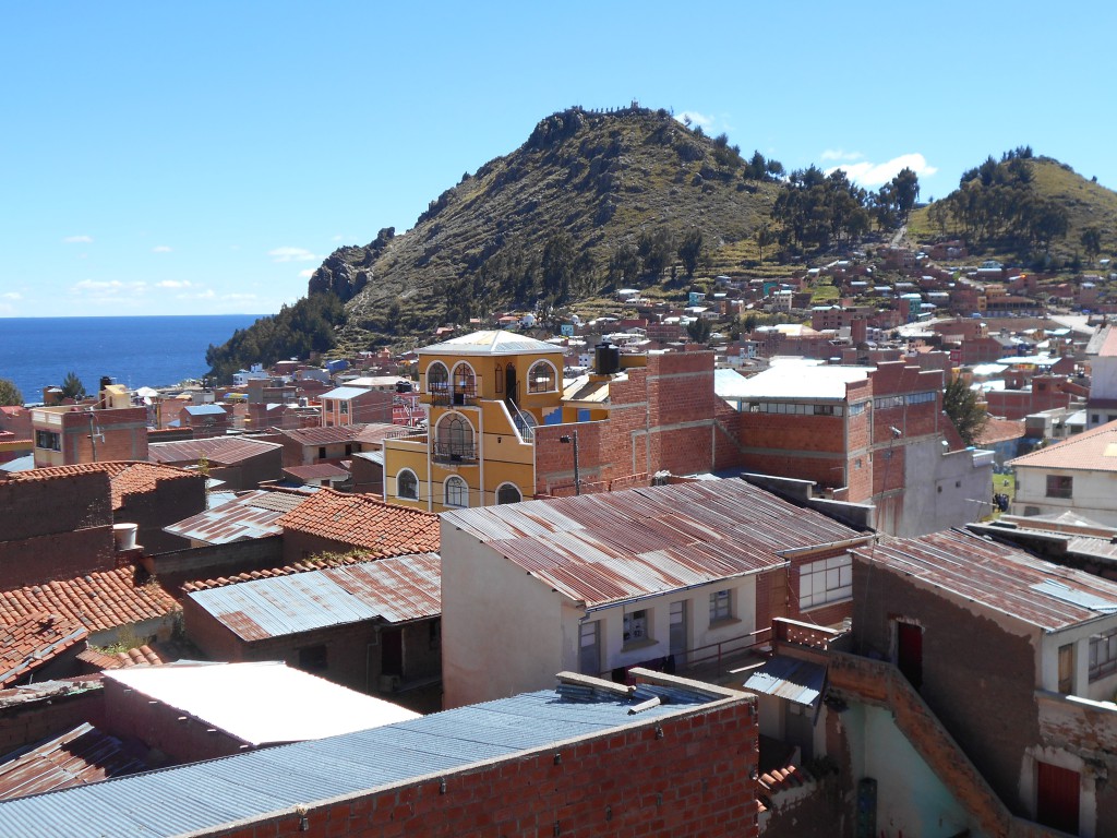 Blick über den Ort auf den Titicacasee und den Cerro Calvario