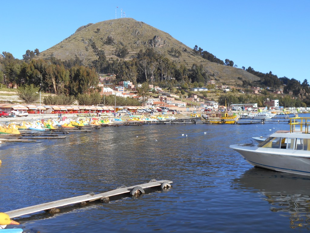 Tretboote und Essenskiosks am Ufer