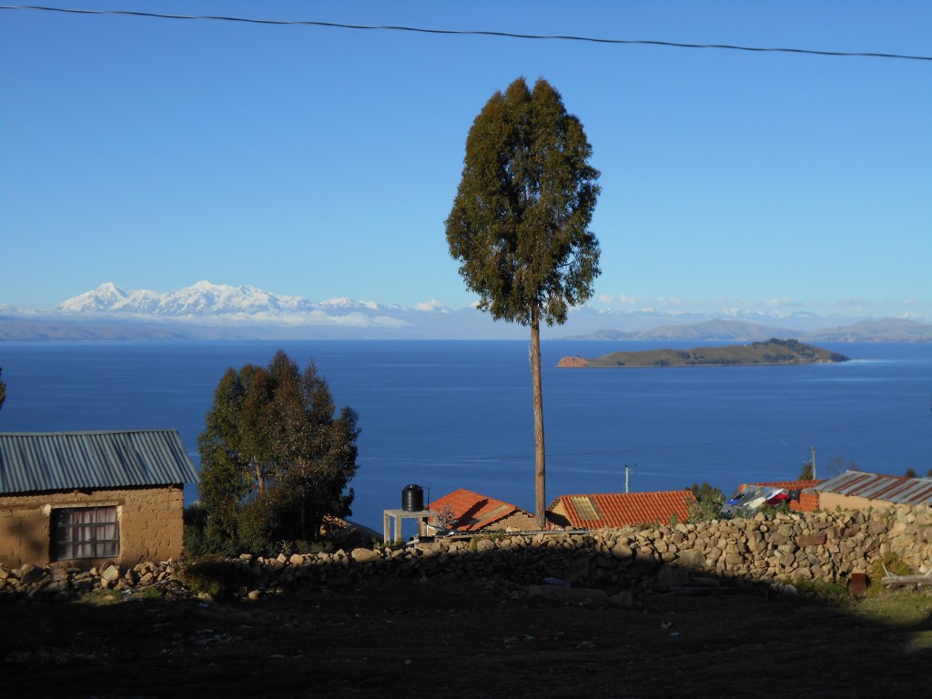 Blick von Yumani auf die schneebedeckten 6000er und die Isla de la Luna