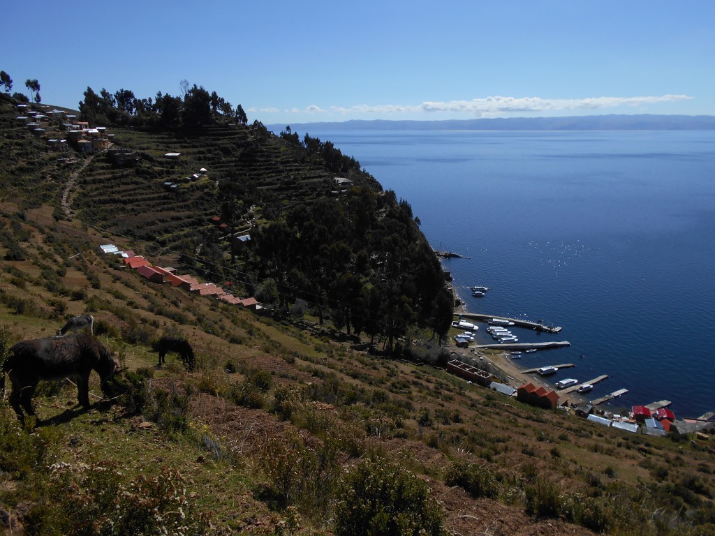 Blick auf Yumani und die Escalera del Inca Richtung Hafen