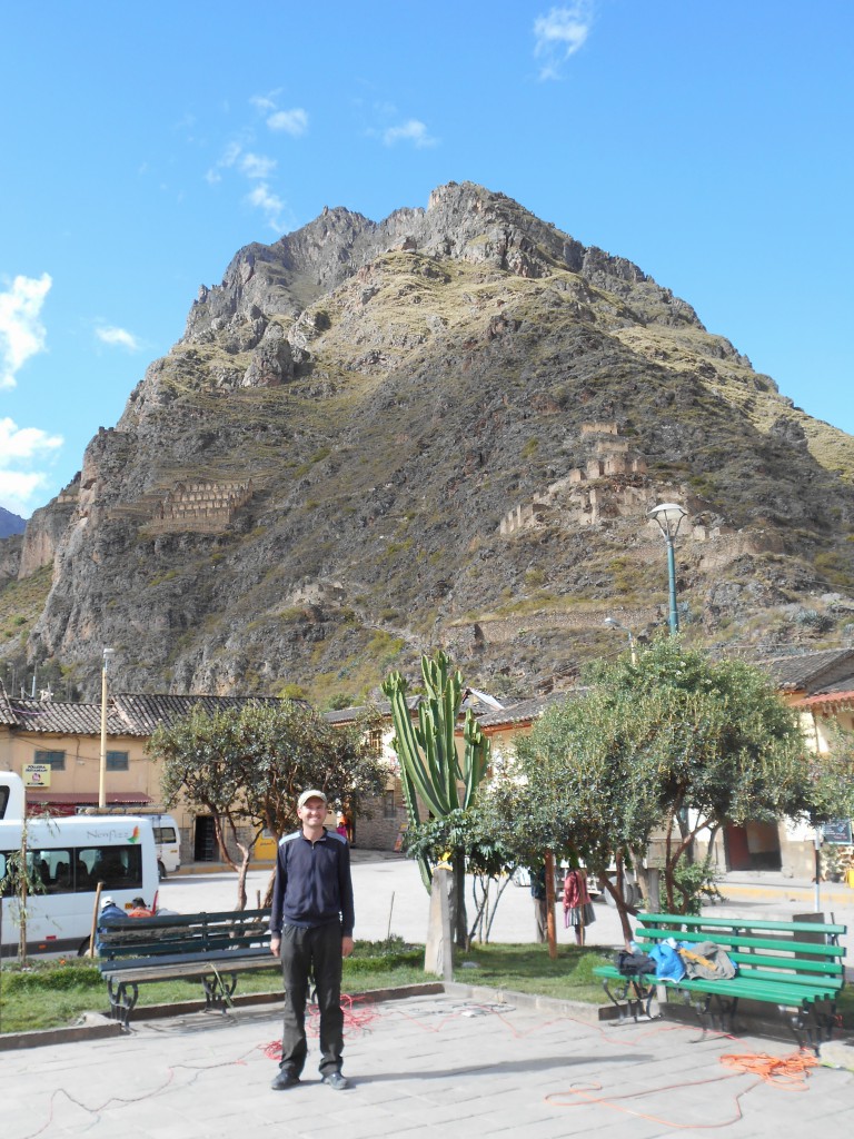 Auf dem Dorfplatz in Ollantaytambo vor den dortigen Ruinen