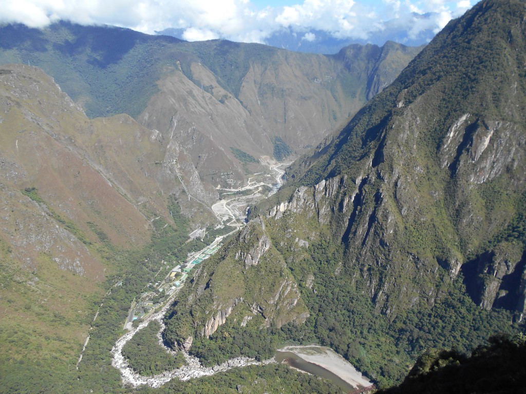 Blick hinunter zum Río Urubamba und nach Santa Teresa