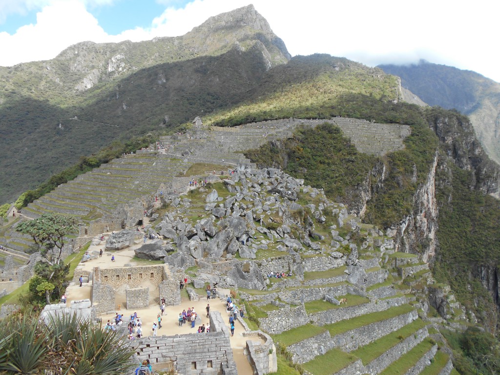 Blick auf die Terrassen, das Wächterhaus und die Spitze des Machu Picchu