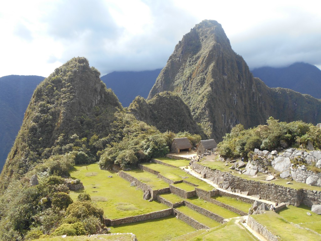Wayna Picchu und Häuschen beim Heiligen Felsen